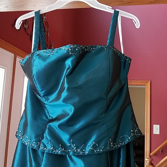 2 PC formal gown - Picture 2 of 5